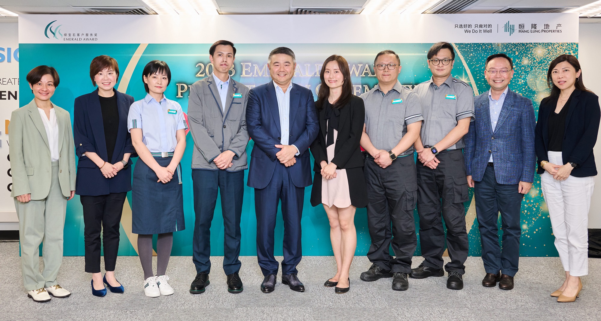Mr. Weber Lo, Chief Executive Officer (middle); Mr. Kenneth Chiu, Chief Financial Officer (2nd from the right); Ms. Janet Poon, Director – Human Resources & Administration (2nd from the left); Ms. Helen Lau, Deputy Director (Head of Hong Kong Business Operation) (1st from the right) and Ms. Maggie Ma, General Manager – Corporate Communications (1st from the left) attend the 2023 Hang Lung Emerald Award presentation ceremony to congratulate winners for their exceptional customer services