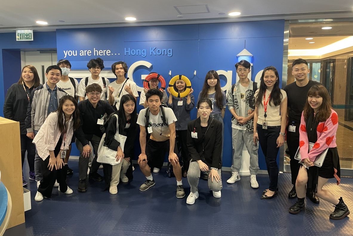 Dr Nick Zhang, Programme Director of the Bachelor of Arts, Science and Technology (Hons) in Individualised Major at HKBU (1st right, back row), leads the students in their visit to Google Hong Kong
