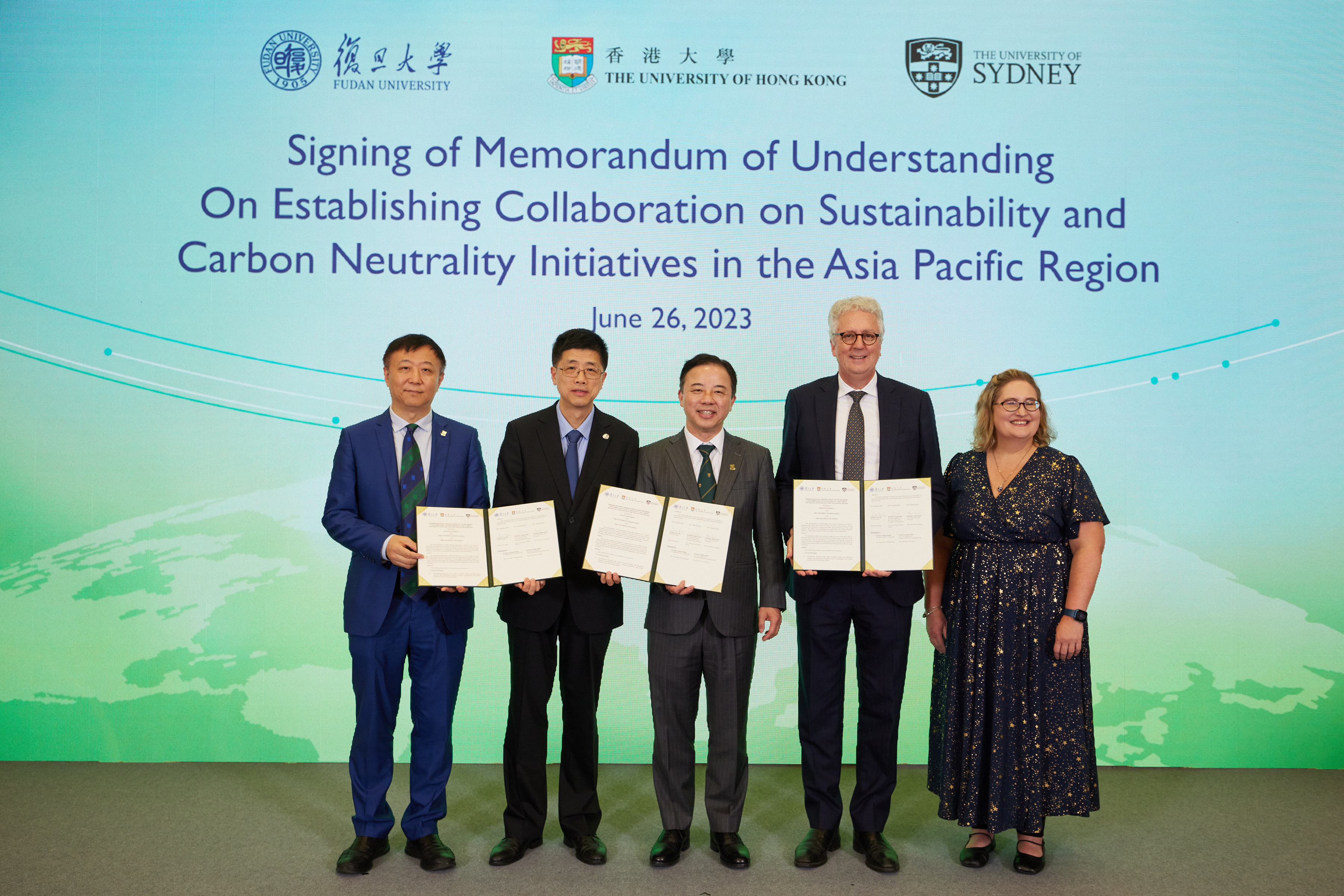 (From left) Professor Peng Gong, Vice-President (Academic Development) of HKU; Professor Lei Xu, Vice-President of Fudan U; Professor Xiang Zhang, President and Vice-Chancellor of HKU; Professor Mark Scott, Vice-Chancellor and President of U of Sydney; and Professor Kathy Belov, Vice-President (Global and Research Engagement) of U of Sydney