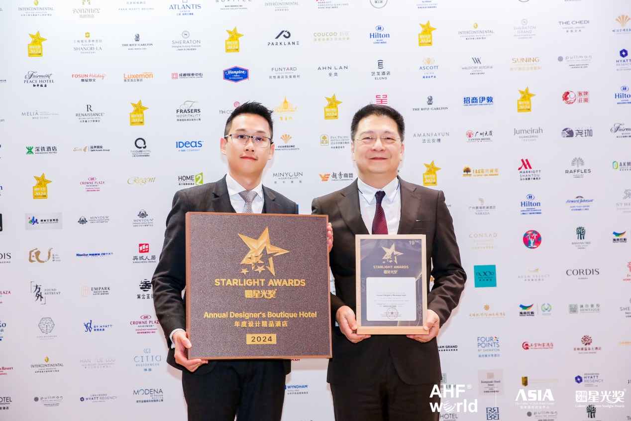 Chairman of Lek Hang Group, Mr Sio Chong Meng (right) received the award on behalf of Hotel Central.