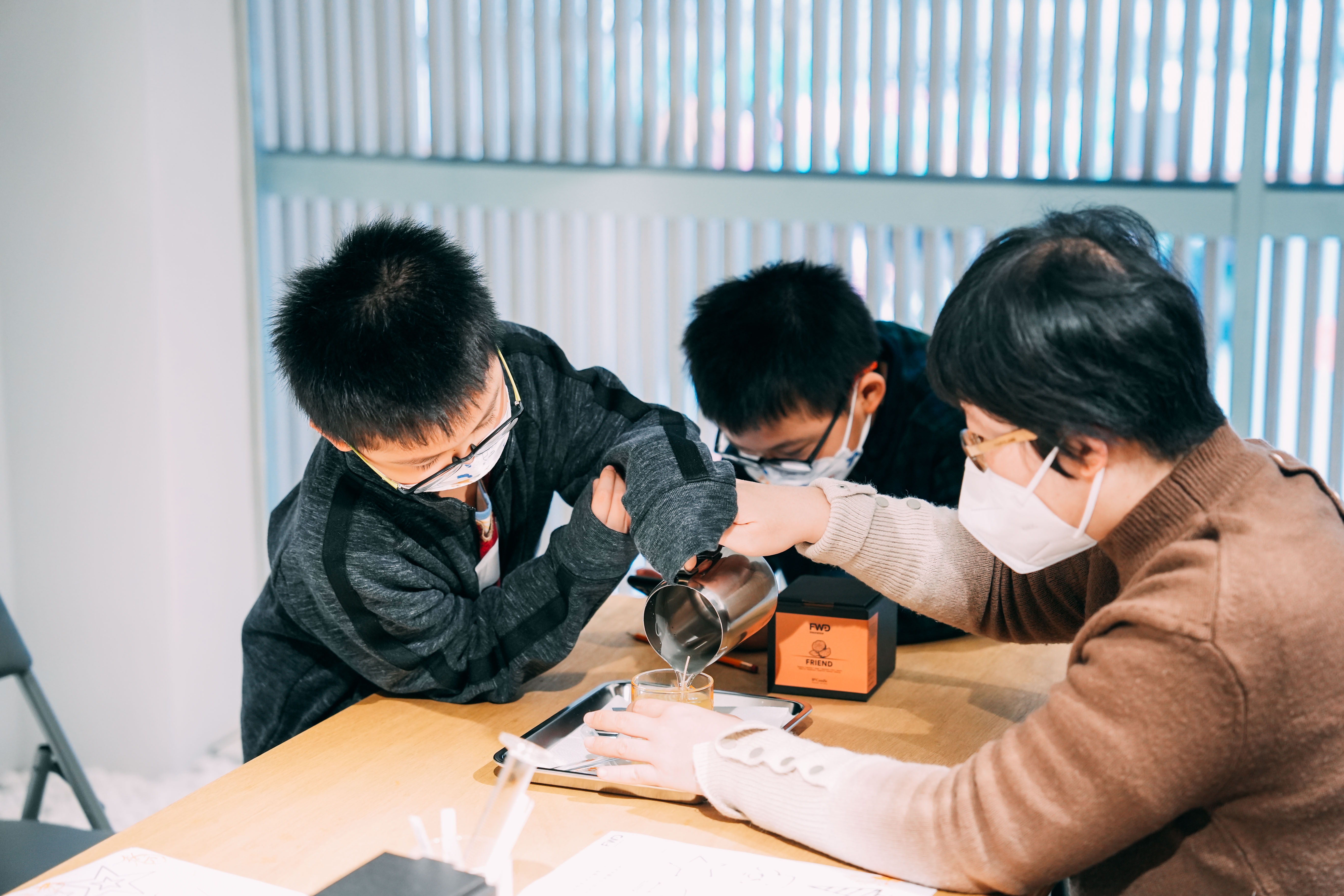 During the workshop, autistic children were invited to get creative by designing personalised patterns on a candle holder and uncovering new experiences, from mixing their favourite candle oil blends to observing how the candle was formed. Parents also got to understand their protection needs and exchanged thoughts with peers.