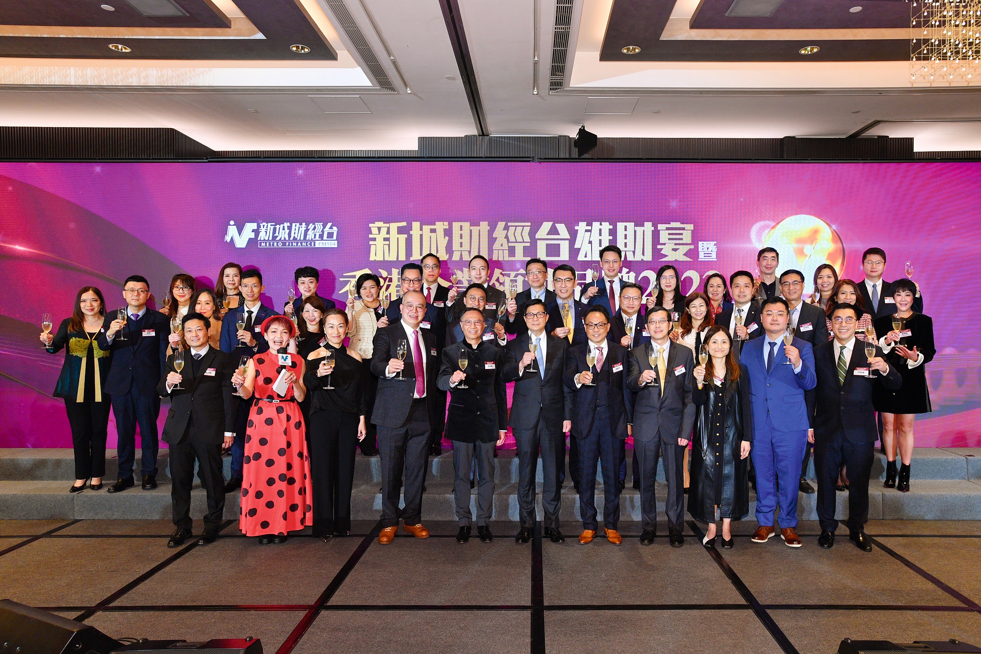 Officiating guests, Metro Broadcast’s management and all “Hong Kong Leaders’ Choice 2023” award-winners had group photo on stage.