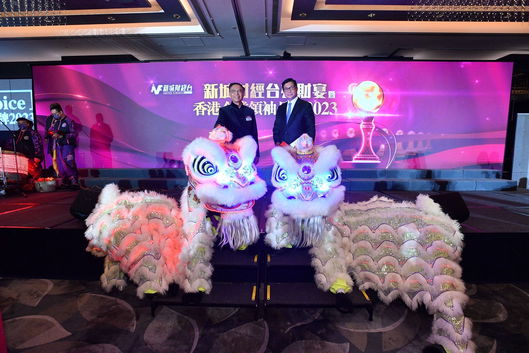 The Hon Mr. Tang Ping-keung, GBS, PDSM, JP, Secretary for Security of the Hong Kong SAR was present as an officiating guest and kicked off Metro Finance 22nd celebration with Mr. Sung Man-hei, Managing Director of Metro Broadcast Corporation Limited by lion dance eye-dotting ceremony.