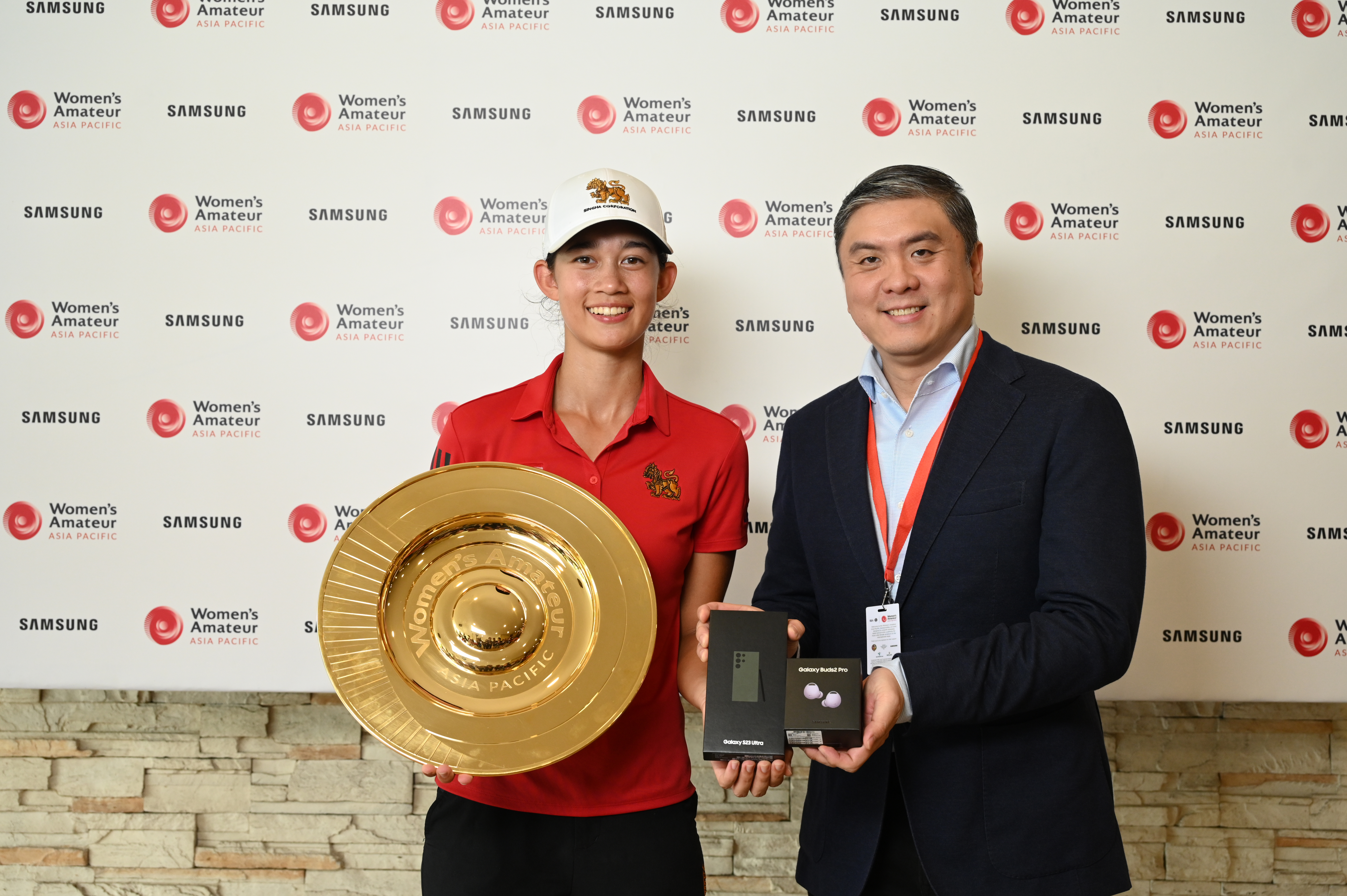 Ronnie Ng, Head of Mobile Experience, Samsung Electronics Singapore (right), presenting newly crowned Women’s Amateur Asia-Pacific champion, Thailand