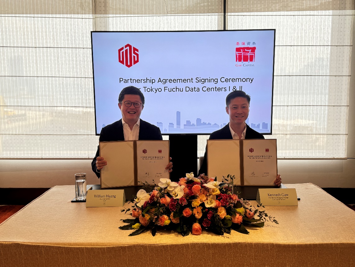 GDS Founder, Chairman, and CEO William Huang (left) and Gaw Capital Partners President and Managing Principal Kenneth Gaw (right) at the signing ceremony in Hong Kong