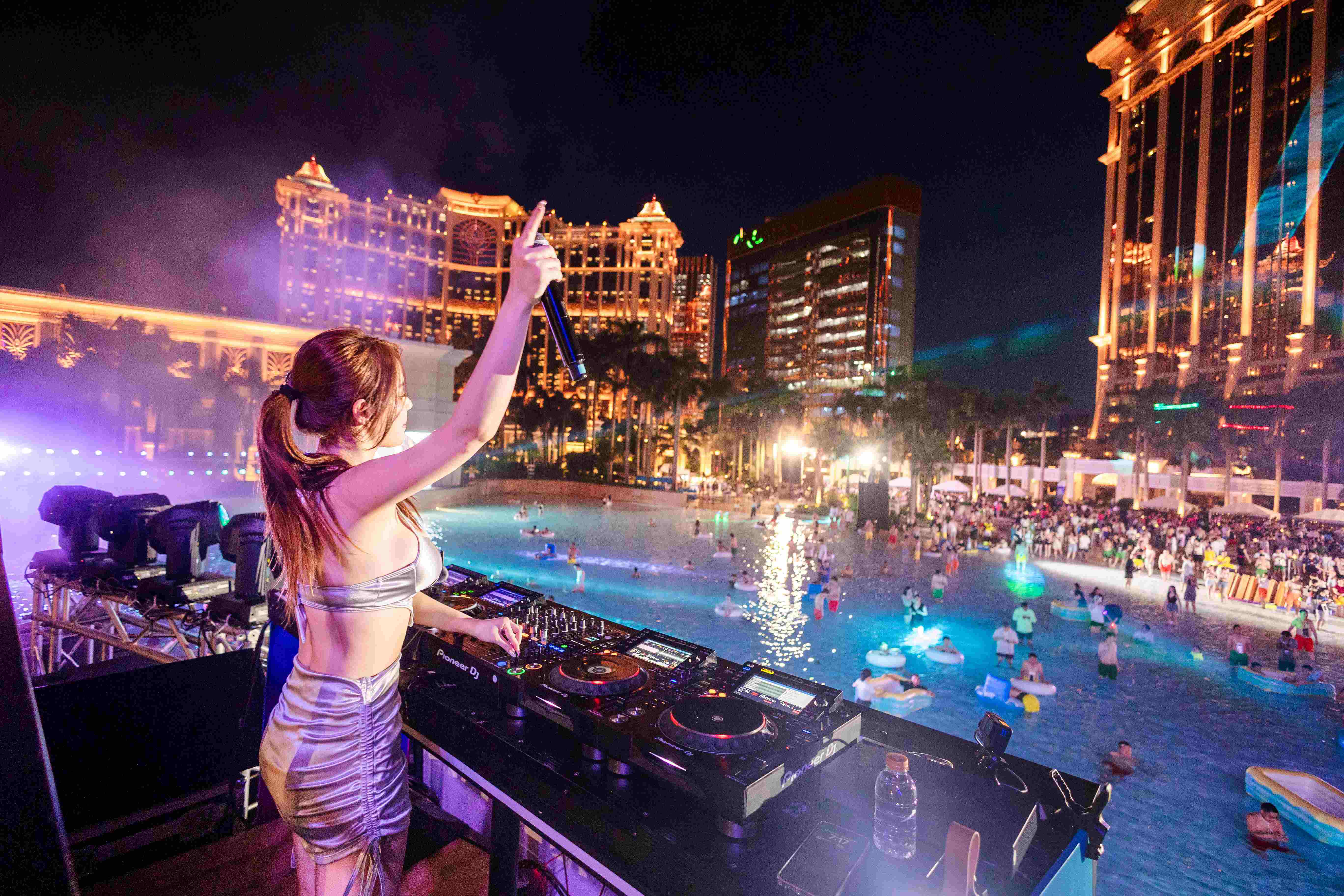 This year, the Grand Resort Deck extends its opening hours until to 8 p.m., transforming this remarkable 75,000-square-meter expanse into a day-to-night spectacle, culminating in beachside stargazing atop the waves after dark.