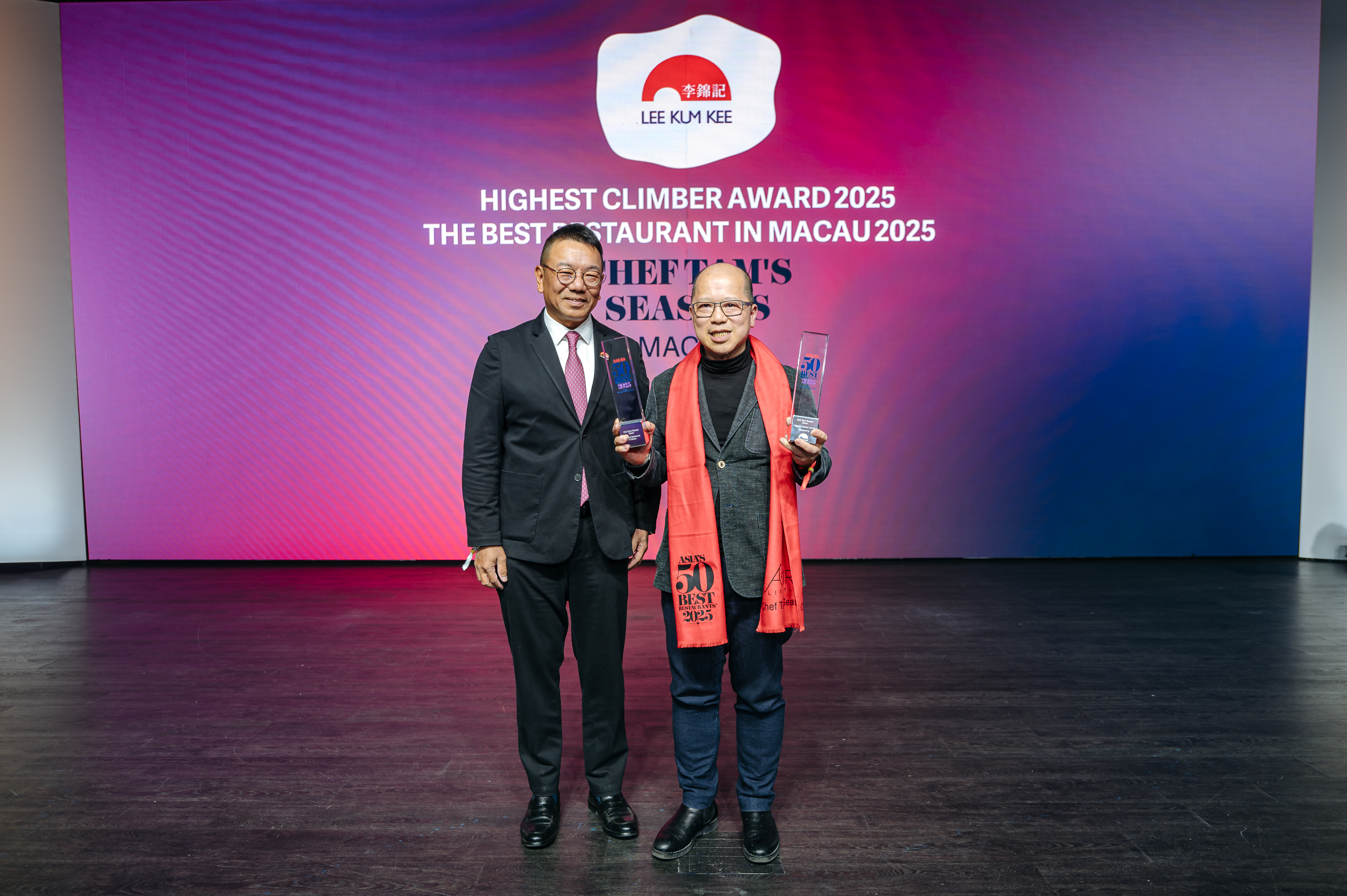 Dodie Hung, Executive Vice President – Corporate Affairs of Lee Kum Kee, presents the Highest Climber Award to Chef Tam Kwok Fung of Chef Tam’s Seasons. (Photo courtesy of 50 Best)