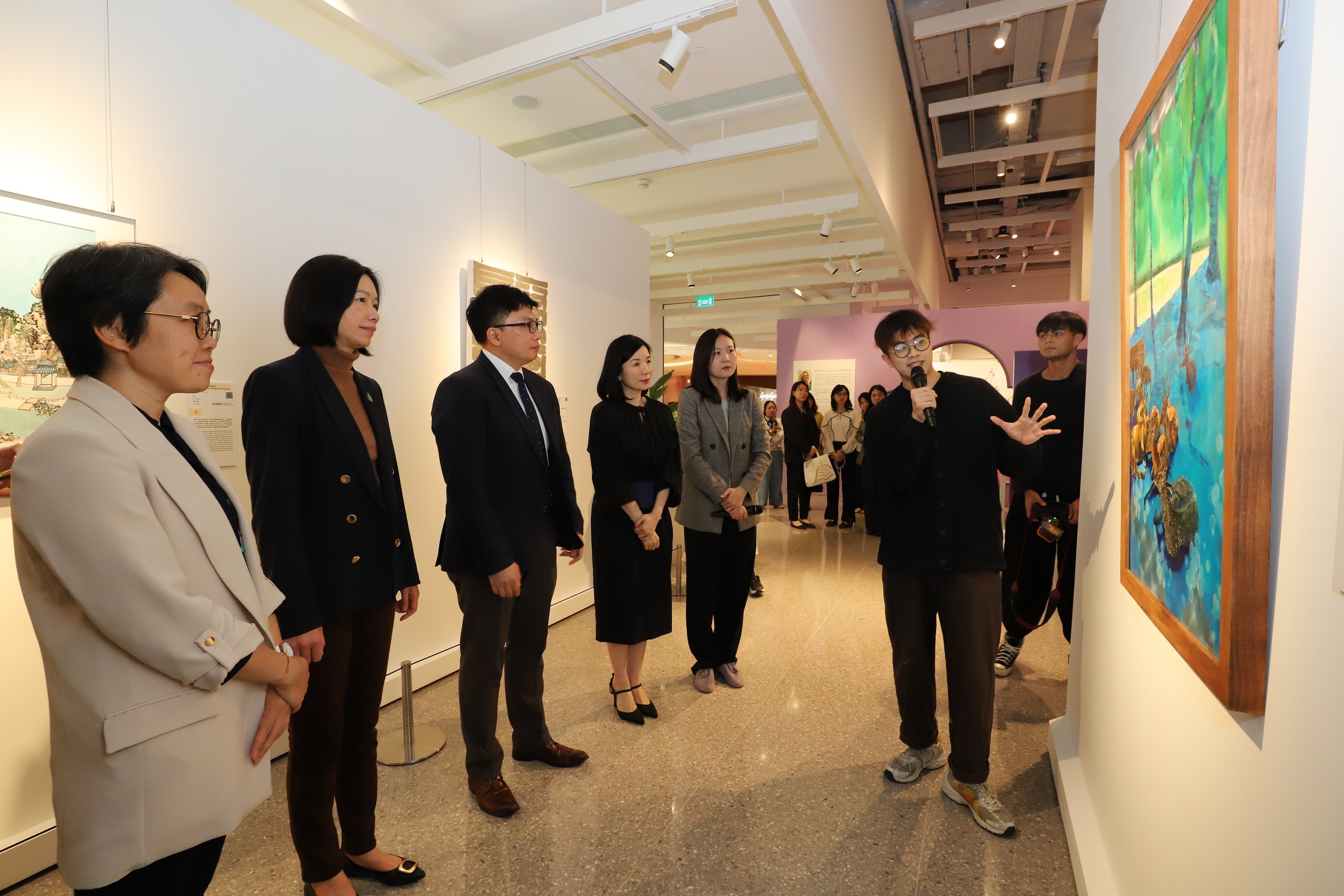 Artist representatives introduced the artworks and the creative processes behind to the guests. (Photo provided by MPU)