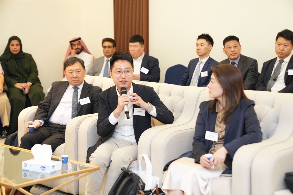 Park company i2cool’s Co-founder and CEO, Dr Martin Zhu met with local chambers and institutions, and successfully signed a MoU with MADAR Building Materials Company.