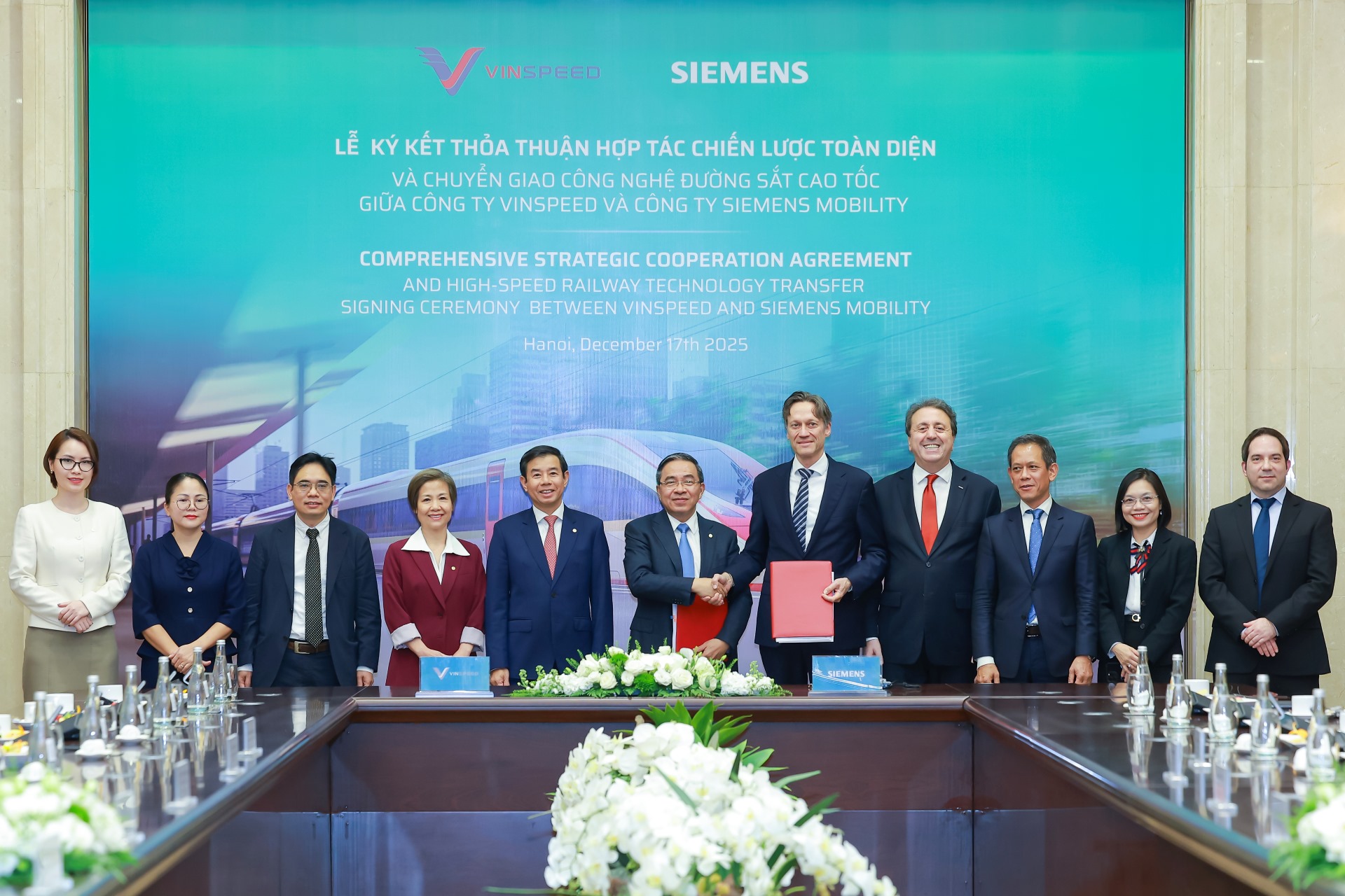 Representatives of Siemens Mobility and VinSpeed leadership exchange the Memorandum of Understanding (MoU) on a comprehensive strategic partnership and high-speed railway technology transfer.