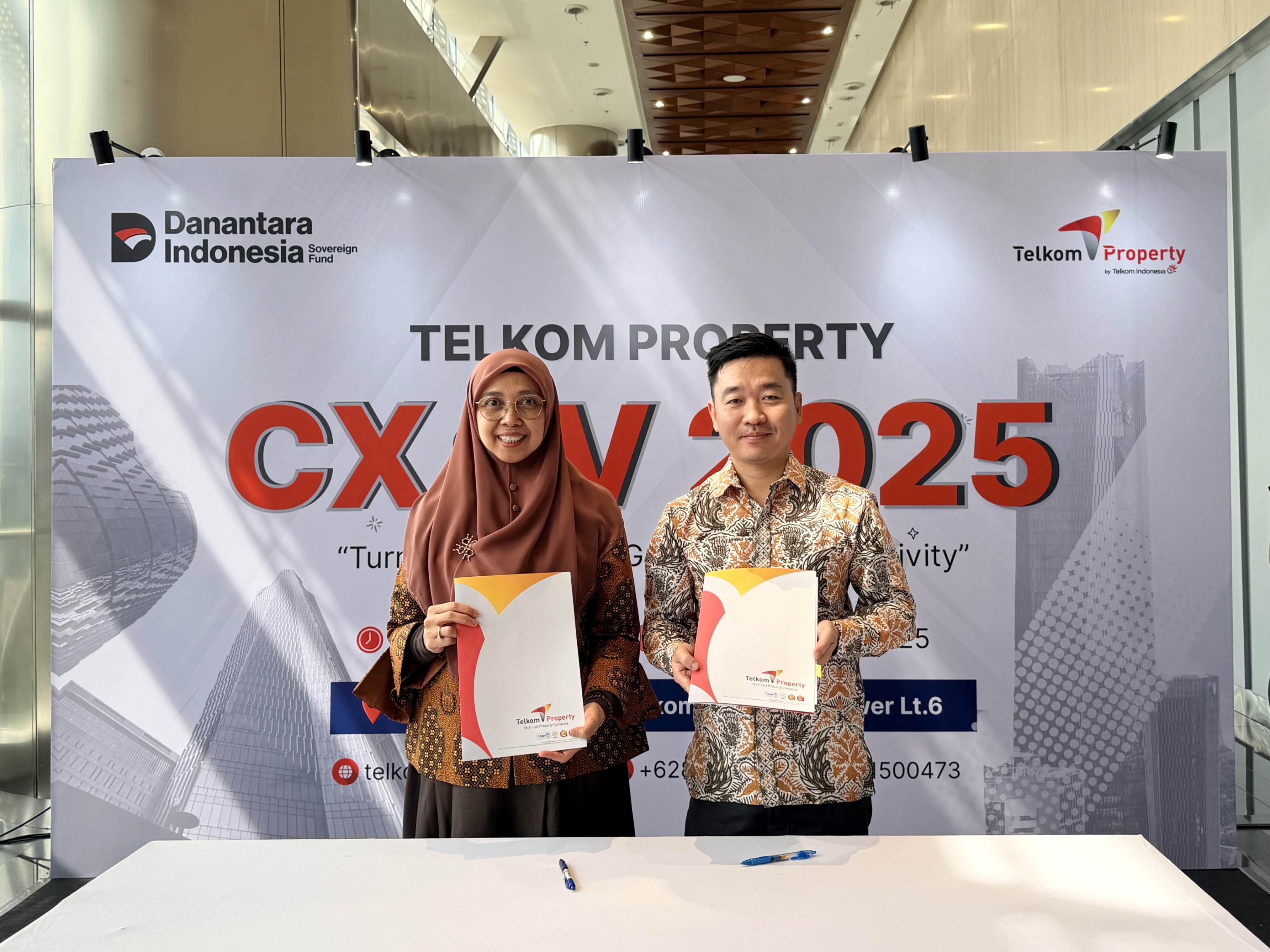 Mr. Mai Trường Giang, CEO of V-Green Indonesia (right), and Ms. Amini Kusumawati, Business Director of Telkom Property (left), at the signing ceremony.