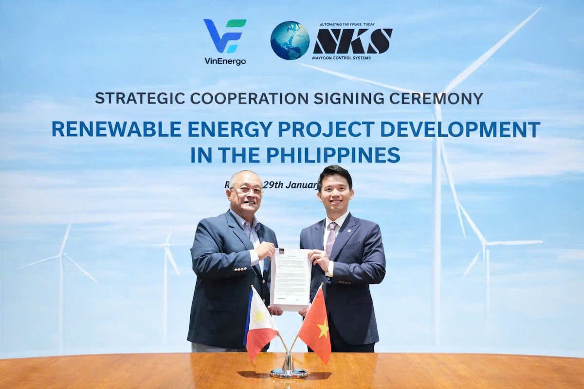 Mr. Andre Pablo G. Fausto, President of NKS Renewables (left), and Mr. Nguyen Anh Khoa, CEO of VinEnergo (right), at the partnership signing ceremony between the two parties.