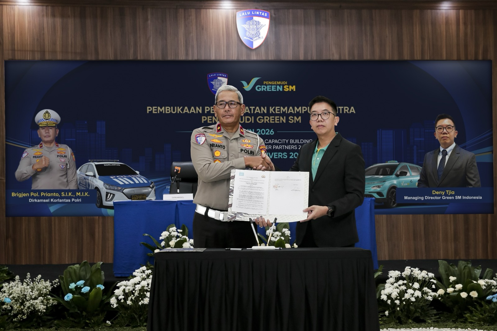 Deny Tjia, Managing Director of Green SM Indonesia, with Dirkamsel Korlantas Polri Brigadier General Pol. Prianto, following the signing of a MoU at the opening of Green SM